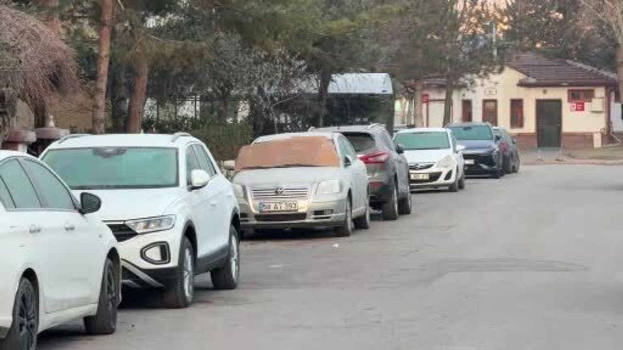 Sivas'ta sıcaklık sıfırın altında 5 derece: Araç camlarında buz oluştu
