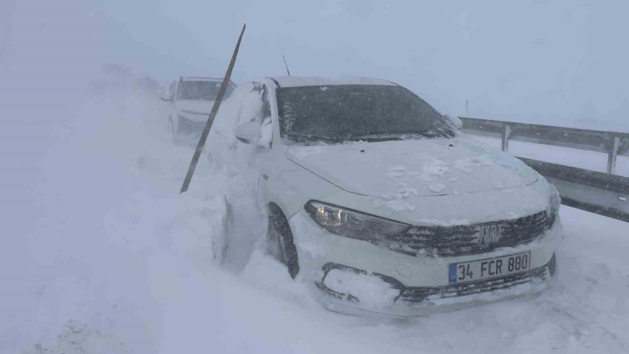Sivas'ta tipi ve kar yağışı ulaşımı aksattı: Bazı karayolları kapandı