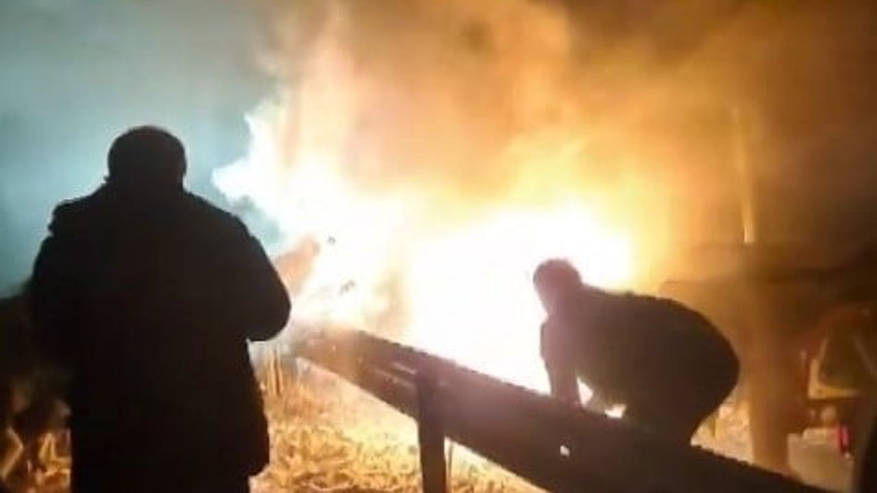 Sivas'ta tırın yakıt deposunda yangın: Vatandaşlar elleriyle kar atarak müdahale etti