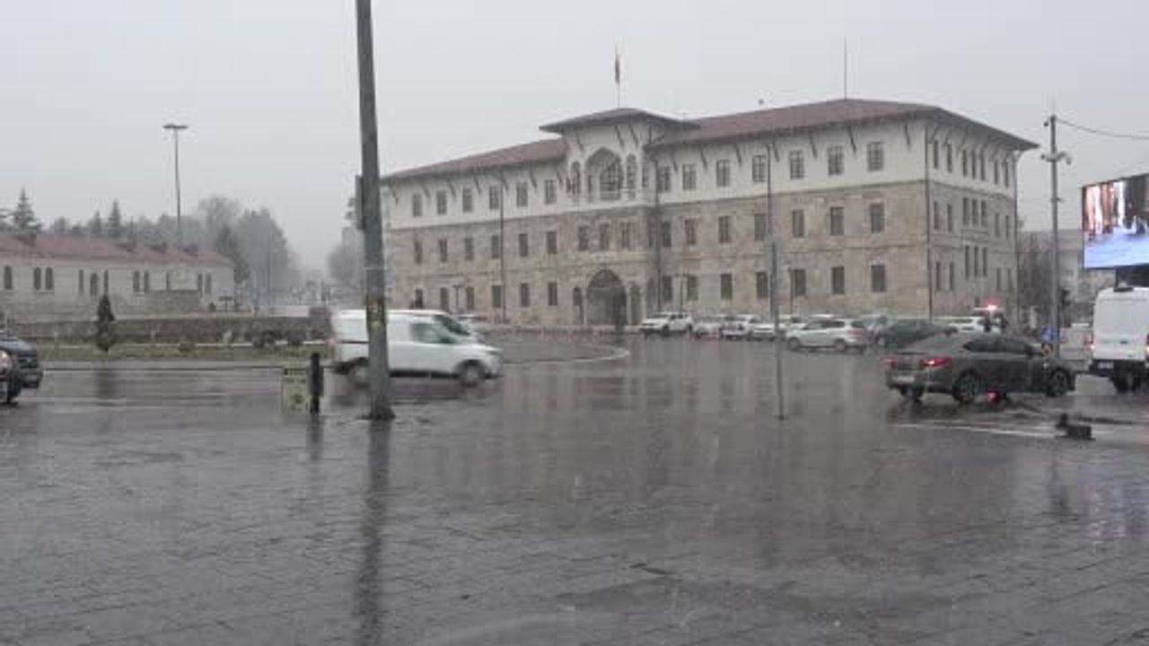 Sivas'ta yağmur yerini kara bıraktı: Kent merkezinde kartpostallık görüntüler