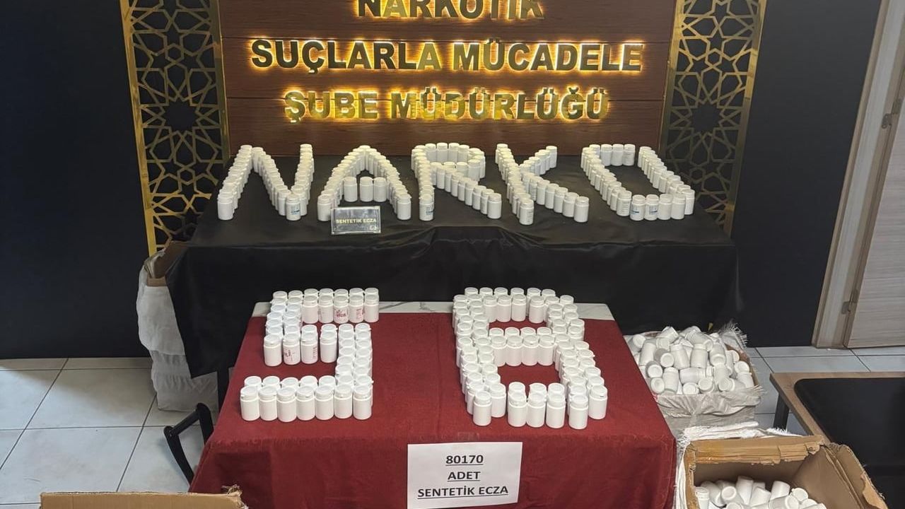 Sivas'ta yılbaşı öncesi narkotik operasyonu: 3 tutuklama, 80 bin 170 sentetik ecza hapı ele geçirildi
