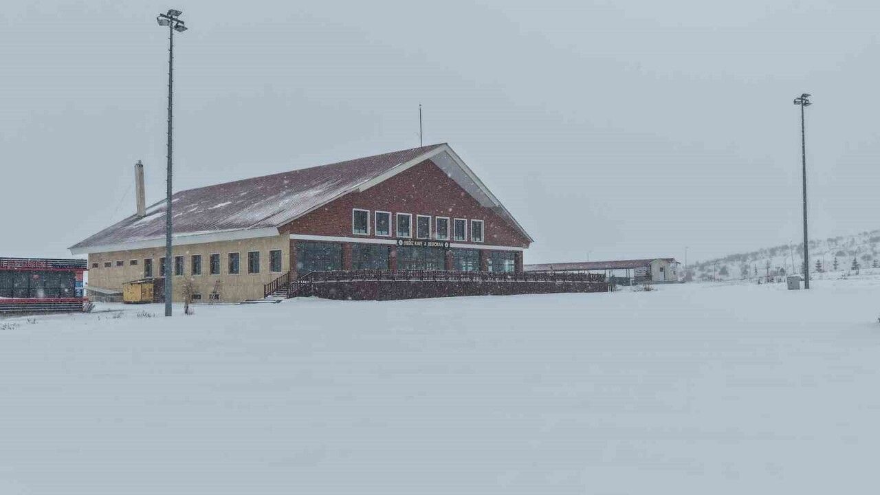 Sivas'ta Yıldız Dağı (2 bin 552 m) karla kaplandı — Kartpostallık görüntüler