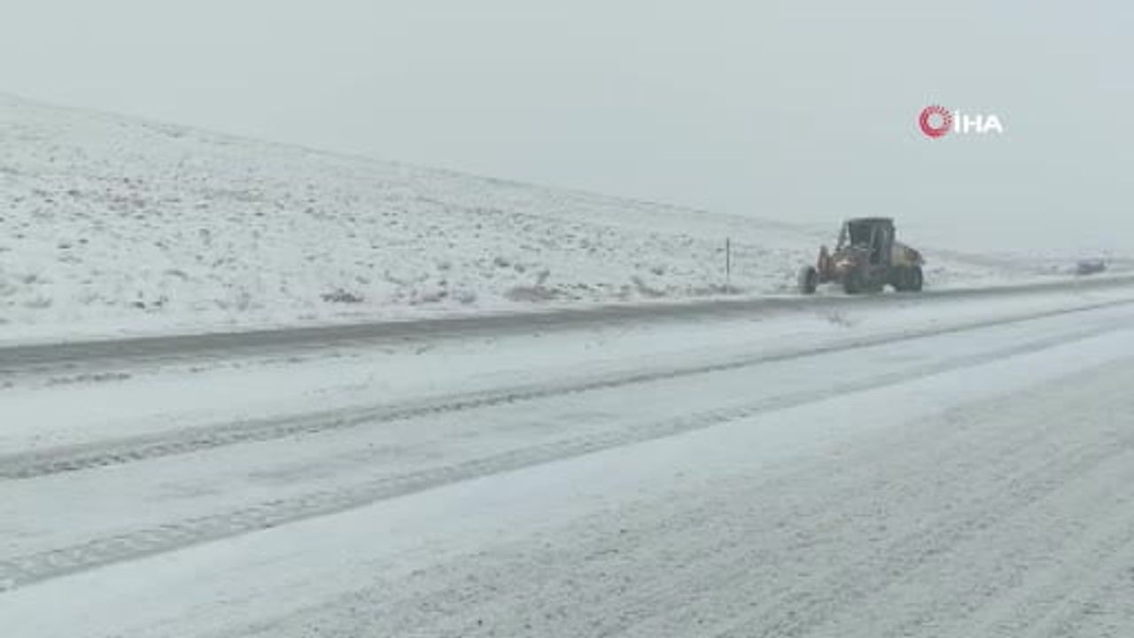 Sivas’ta Yoğun Kar Ulaşımı Aksattı: Gürün’de Kayseri-Malatya Karayolu Büyük Araçlara Kapandı