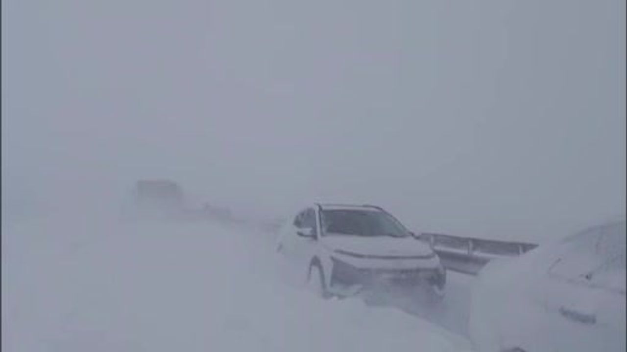 Sivas’ta zincirleme kaza: Sorguncuk mevkiinde 5 araç birbirine girdi, 4 kişi yaralandı