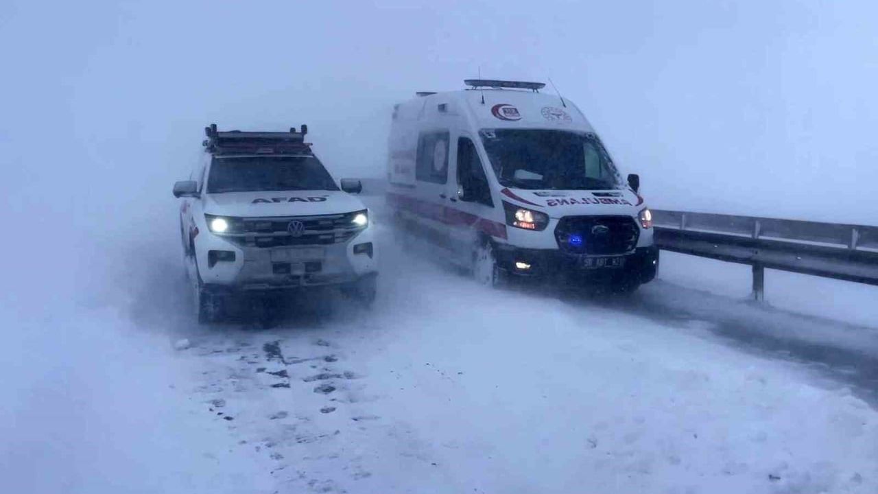 Sivas’ta zincirleme trafik kazası: Sorguncuk mevkiinde 5 araç çarpıştı, 4 yaralandı