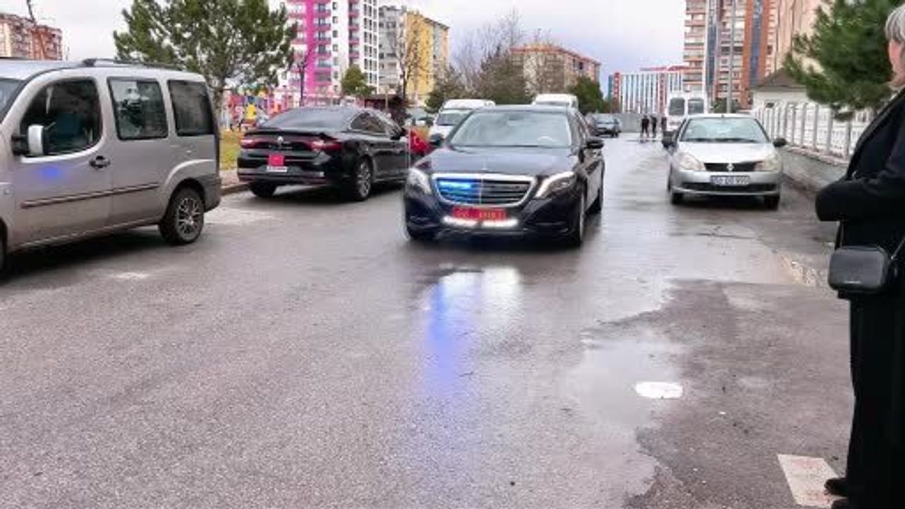 Sivas Valisi Yılmaz Şimşek, Babası Hakkari’de Görevli Olan 7 Yaşındaki Gökçe’yi Evinde Ziyaret Etti