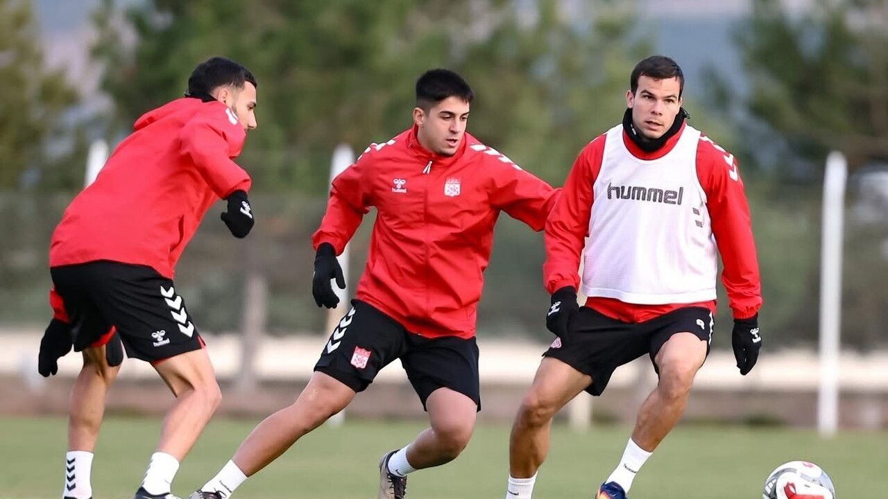 Sivasspor, Çorum FK maçının hazırlıklarına başladı — Altıparmak yönetiminde ilk antrenman tamamlandı