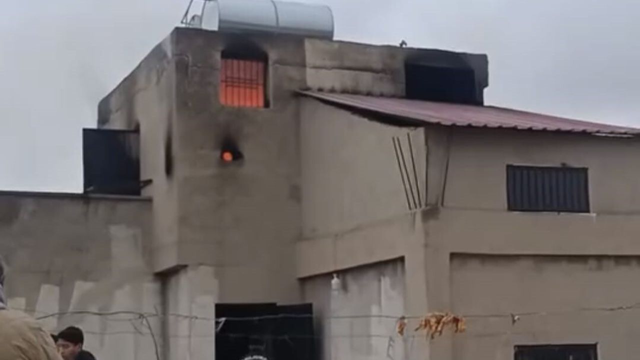 Siverek'te apartman çatı katında çıkan yangın itfaiye tarafından kontrol altına alındı