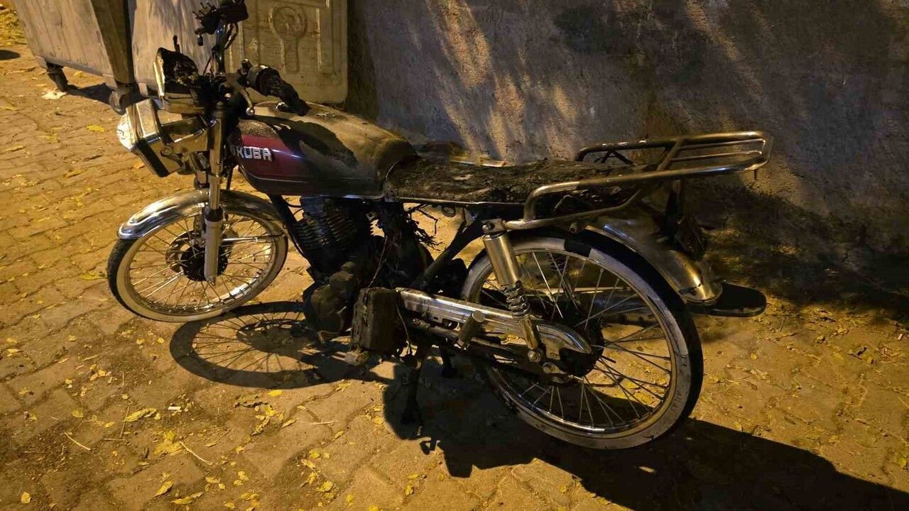 Siverek’te apartman girişine park edilen motosiklet yandı