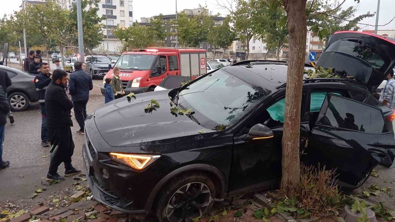 Siverek'te İki Otomobil Çarpıştı: 2 Yaralı