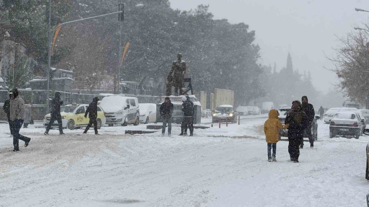 Siverek'te sabah başlayan kar yağışı ulaşımı etkiledi; peş peşe kazalarda 3 kişi yaralandı