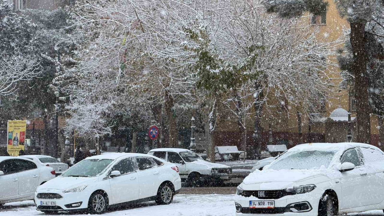 Siverek’te Yoğun Kar Yağışı Eğitim ve Ulaşımı Olumsuz Etkiledi
