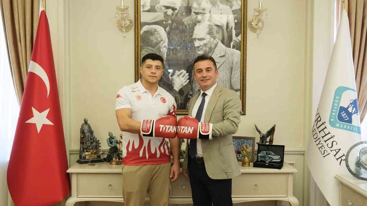 Sivrihisar Belediye Başkanı Habil Dökmeci, milli kick boksçu Doğan Kılıç'ı ağırladı