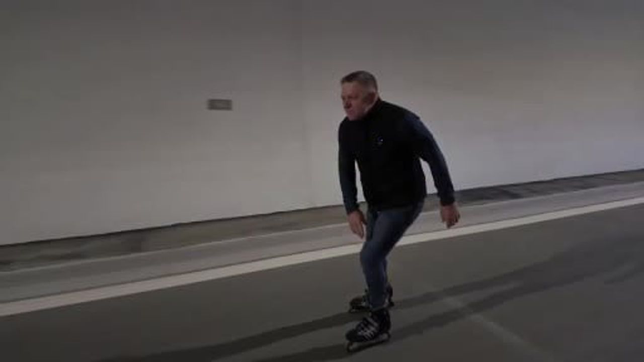 Slovakya Başbakanı Fico, resmi açılış öncesi 7,4 km’lik Visnove Tüneli’ni patenle geçti