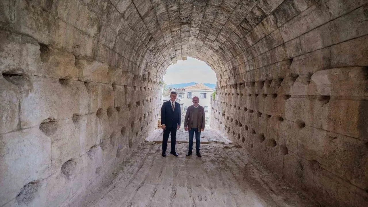 Smyrna Tiyatrosu gün yüzüne çıkıyor: İzmir, Antik Smyrna kazılarına destek veriyor