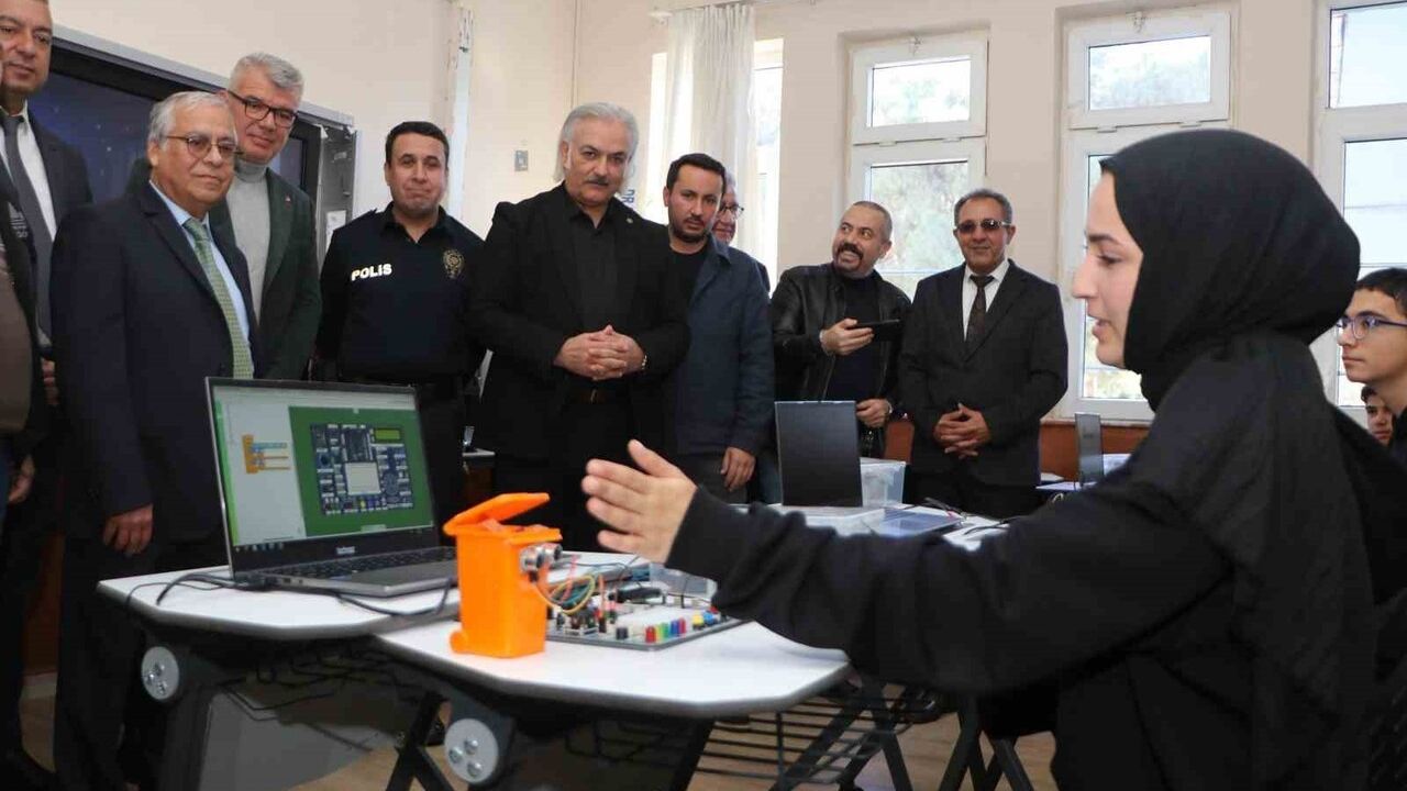 Söke Anadolu Lisesi'nde çifte açılış: Voleybol sahası ve Yenilikçi Eğitim Sınıfı hizmete girdi