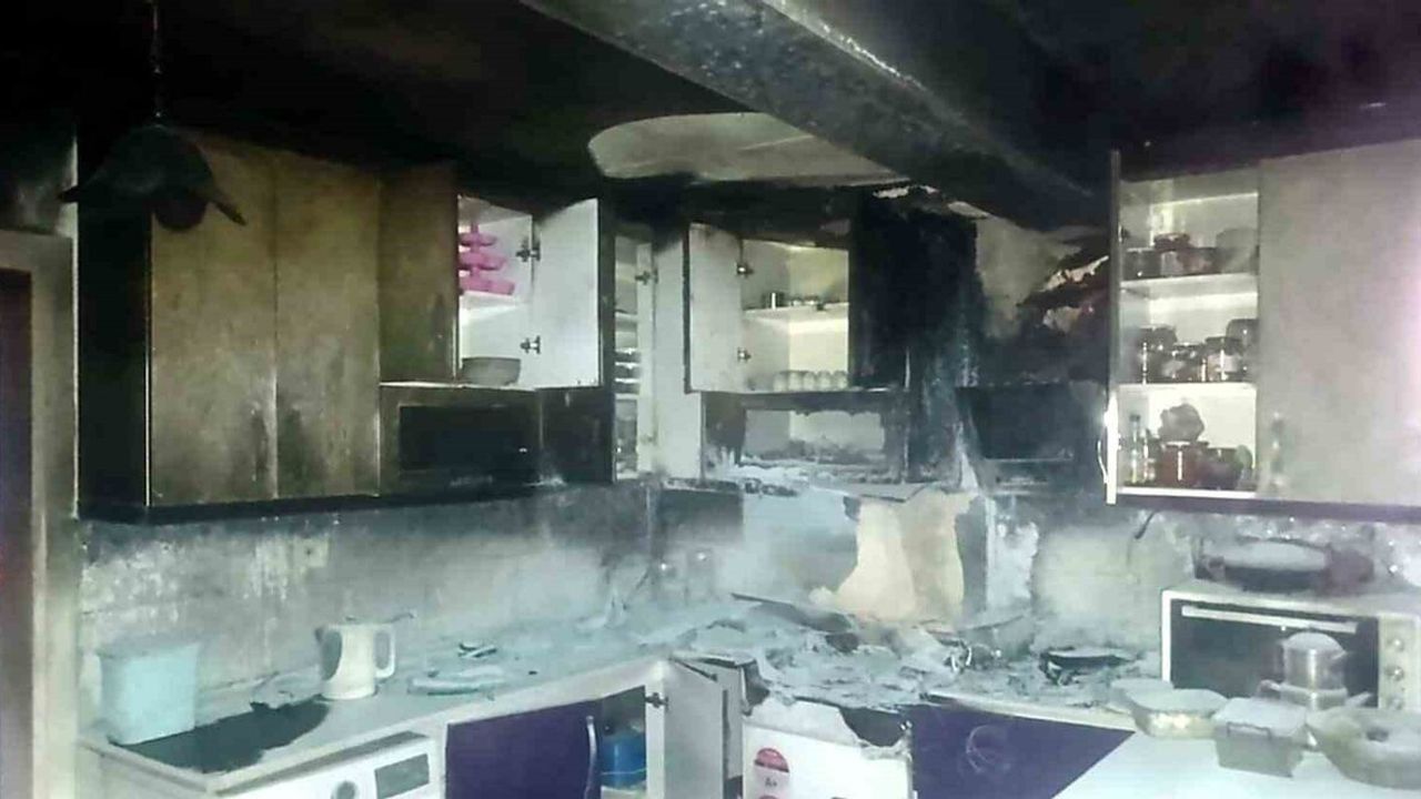 Söke'de mutfak yangını: Su içmek için uyanan aile dumanı erken fark etti