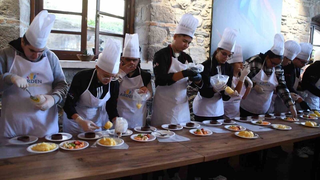 Söke'de Özel Eğitim Merkezi öğrencileri 3 Aralık Dünya Engelliler Günü'nde aşçılık deneyimi yaşadı
