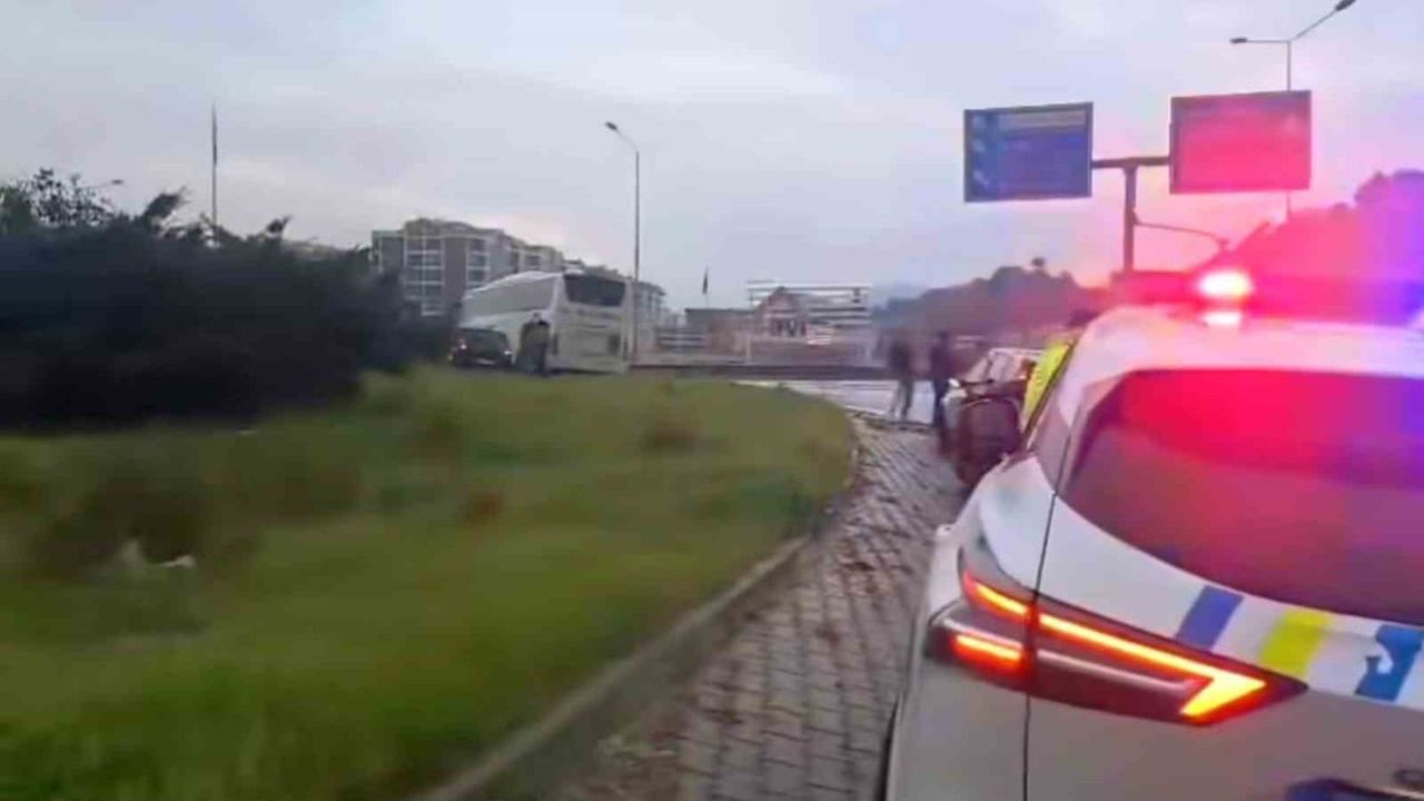 Söke'de yağışta yolcu otobüsünün otomobile çarpması sonucu 1 kişi yaralandı