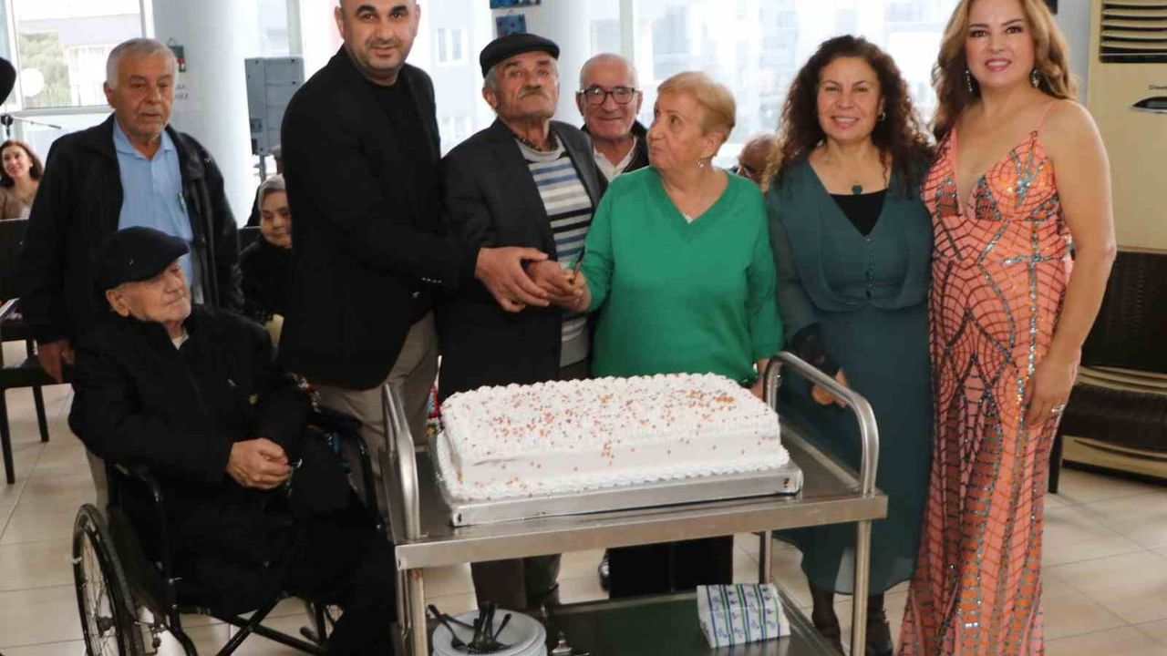 Söke Huzur Evi’nde Erken Yeni Yıl Kutlaması Müzik ve Sıcak Sohbetle Renkli Geçti