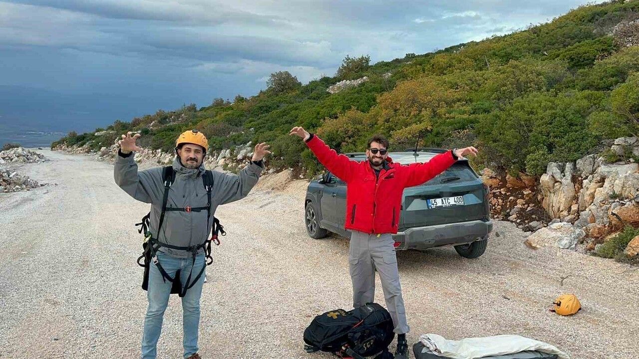 Soma'da Dünya Engelliler Günü'nde tandem paraşütle 'Sevgi varsa engel yoktur' mesajı