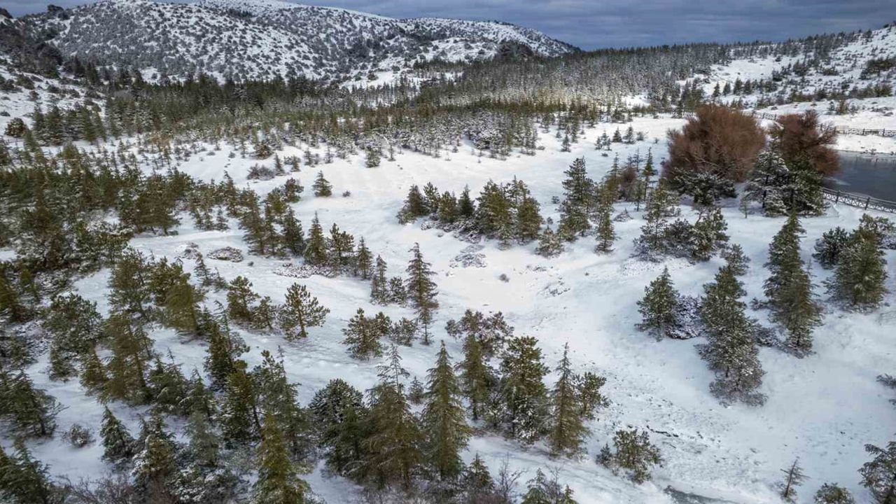 Spil Dağı beyaza büründü: Zirvede kar kalınlığı yer yer 15 cm'ye ulaştı