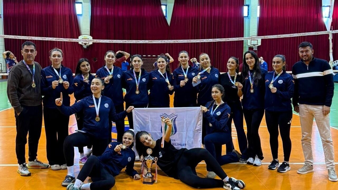 SUBÜ erkek ve kadın voleybol takımları ÜNİLİG eleme grubunu birinci tamamladı