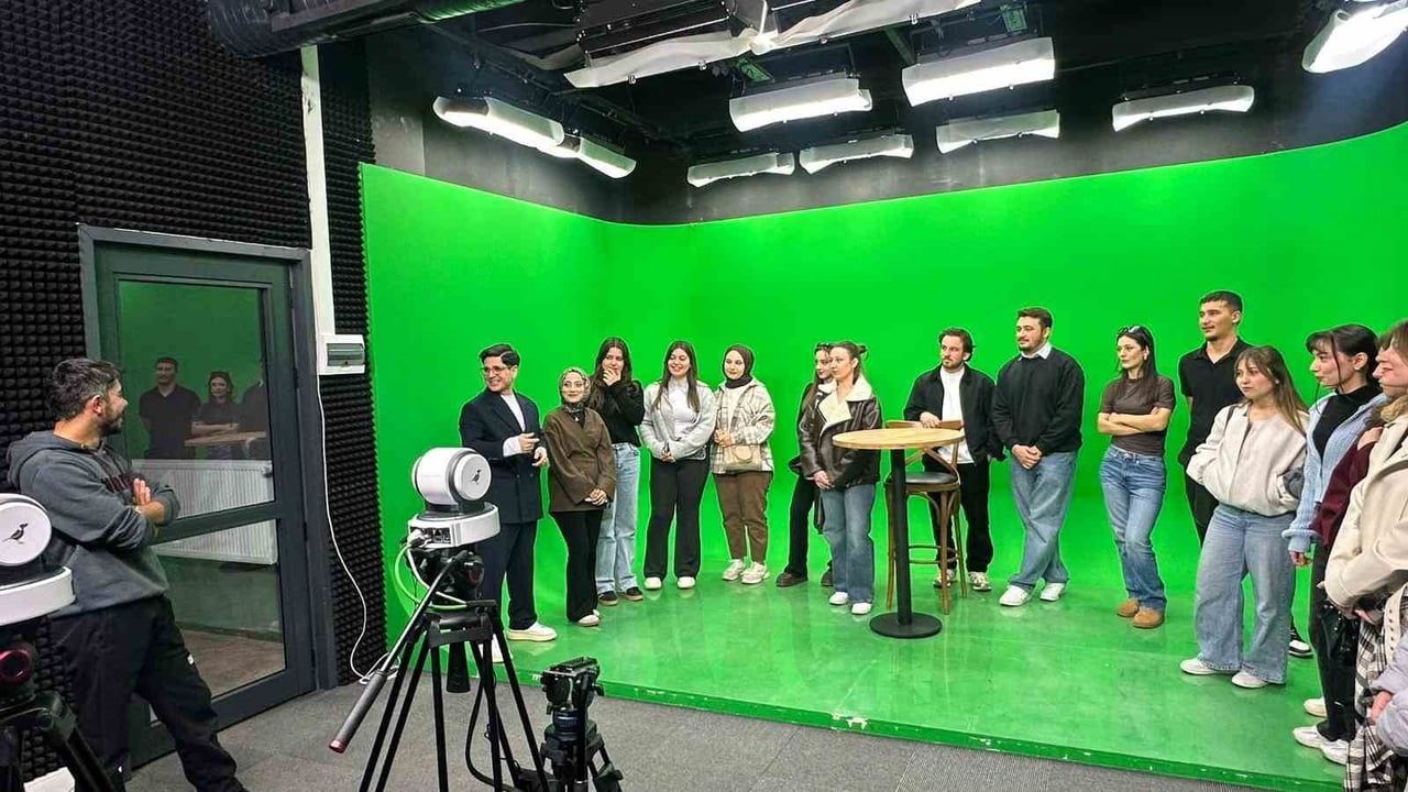 SUBÜ MYO öğrencileri Program Yapımcılığı dersini stüdyo ortamında uygulamalı olarak yürütüyor