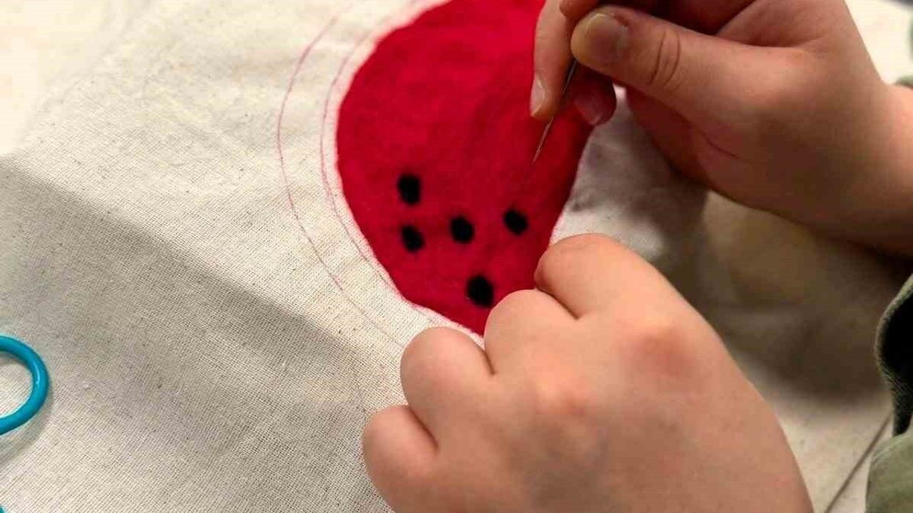 SUBÜ öğrencileri Ferizli’de keçe üretimini uygulamalı olarak öğrendi