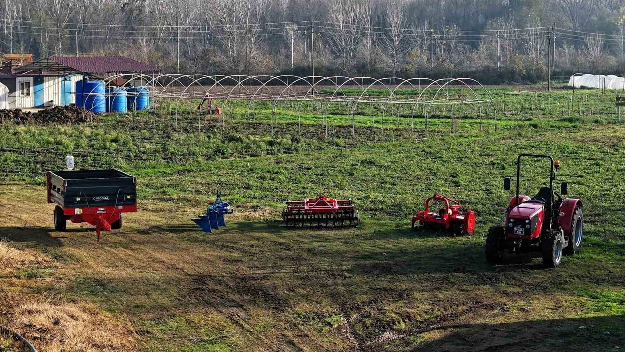 SUBÜ Ziraat Fakültesi envanterine yeni tarım ekipmanları ekledi; Dekan Prof. Dr. Taki Demir ilk arazi sürümünü gerçekleştirdi