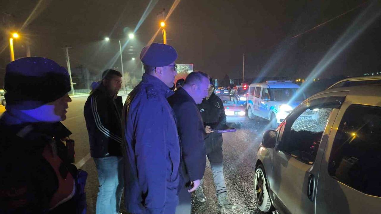 Şuhut'ta yeni yıl denetimi: polis ve jandarmadan çay ve çikolata ikramı