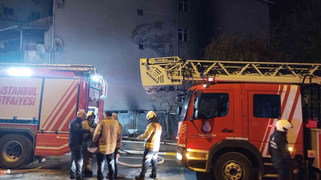 Sultanbeyli’de boya kaporta dükkanında yangın: 4 araç kullanılamaz hale geldi