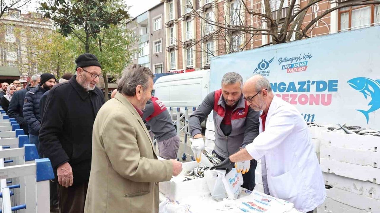 Sultangazi Belediyesi İsmetpaşa Mahallesi'nde Ücretsiz İstavrit Dağıttı