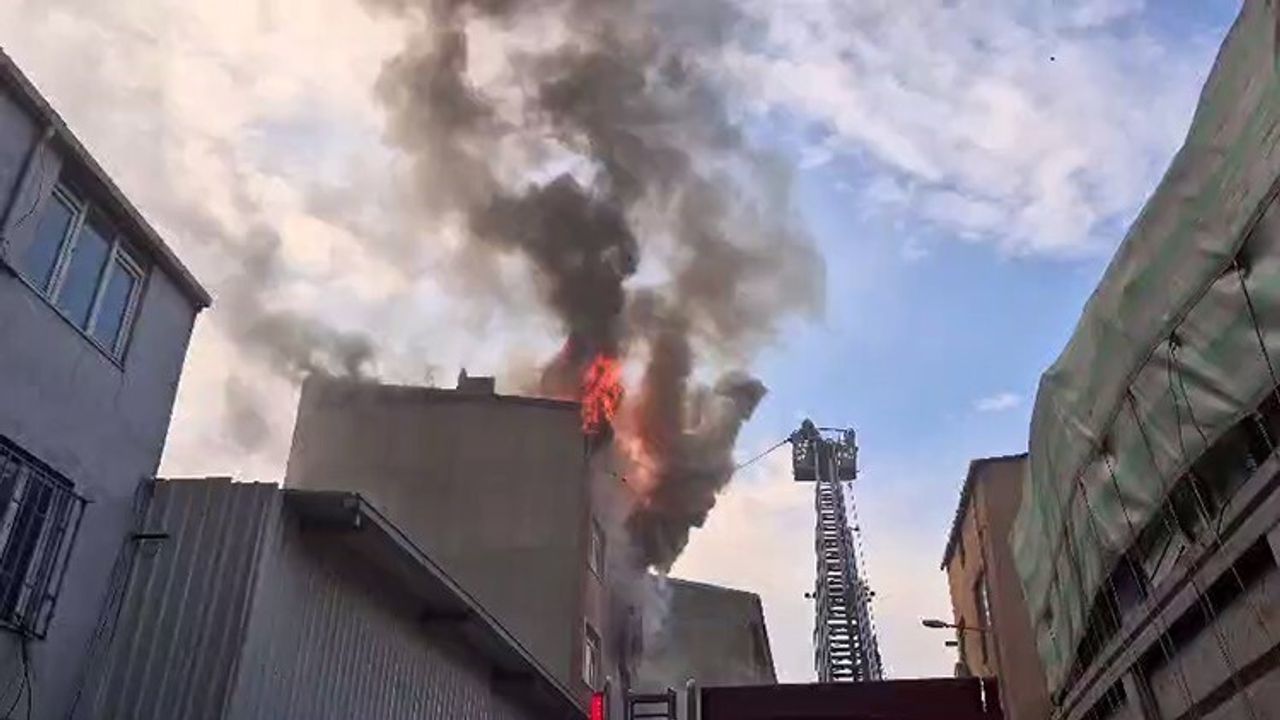 Sultangazi Cebeci Mahallesi'nde bina çatısında yangın: İtfaiye müdahalesi