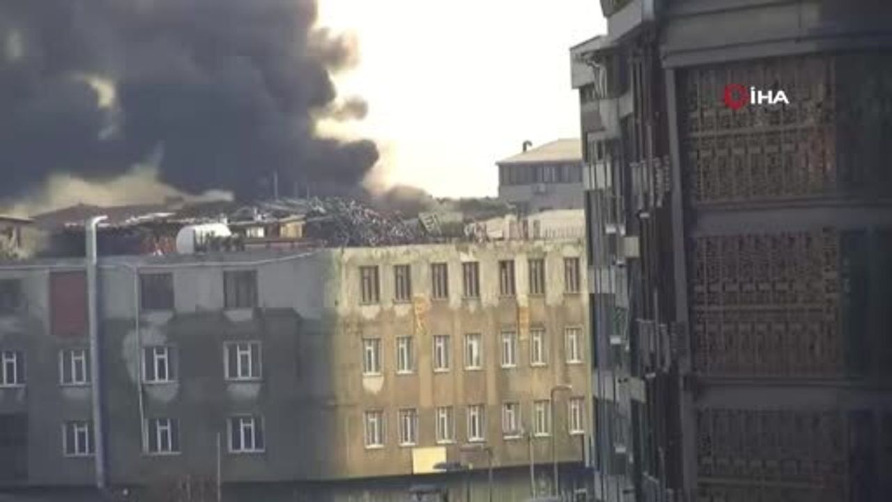 Sultangazi Cebeci Mahallesi'nde çatı yangını: İtfaiye müdahalesi sürüyor