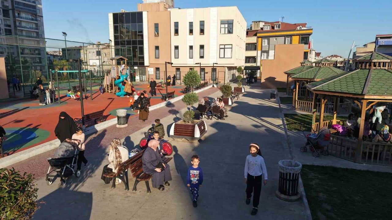 Sultangazi’de 50. Yıl Mahallesi’ne zeminaltı otopark, hizmet tesisi, park ve Aile Sağlığı Merkezi açıldı