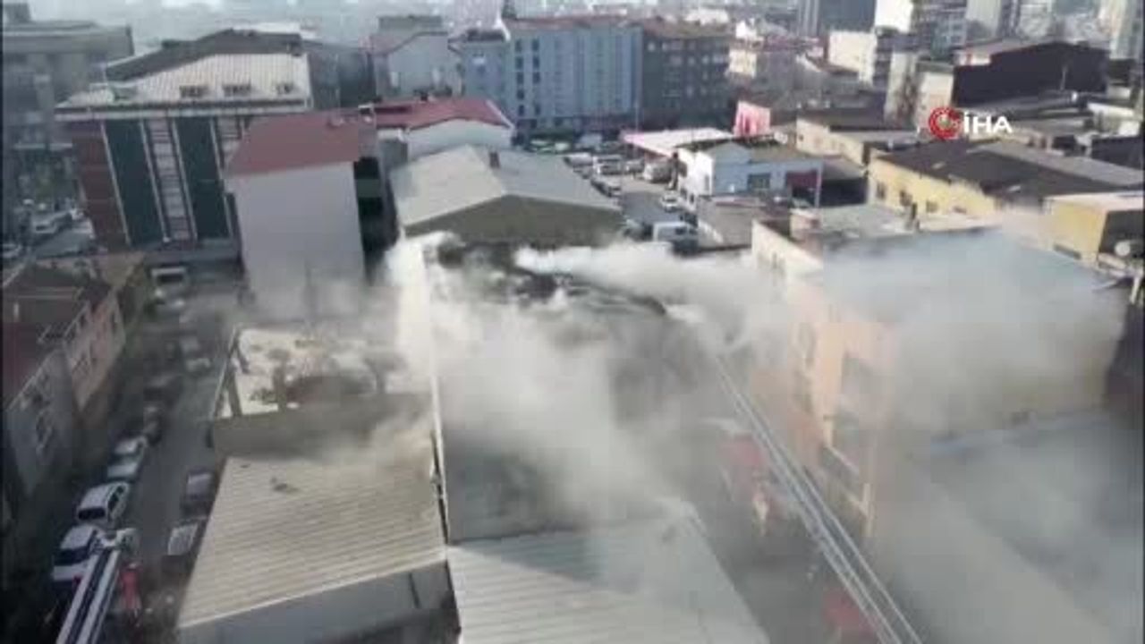 Sultangazi'de çatı yangını: 5. kattan atlayan kişi yaralandı, itfaiye müdahale etti