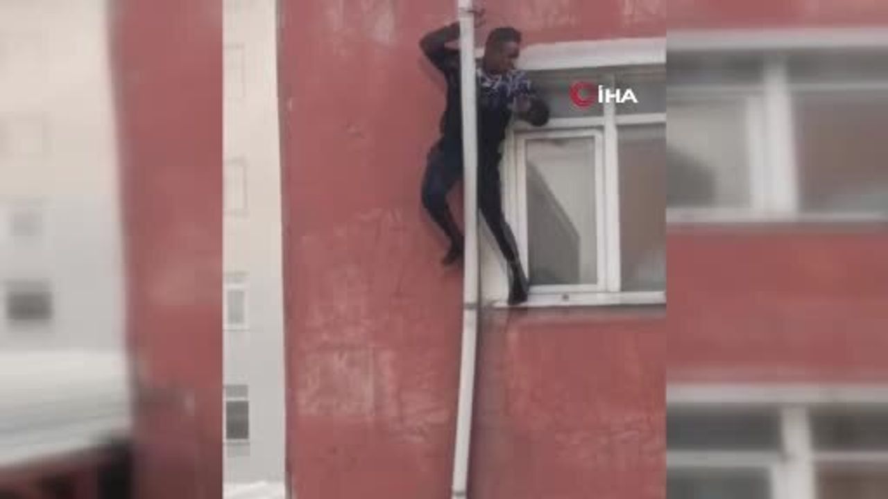 Sultangazi'de çatı yangını: Su borusuna tutunan yabancı uyruklu adamın düşme anı kamerada