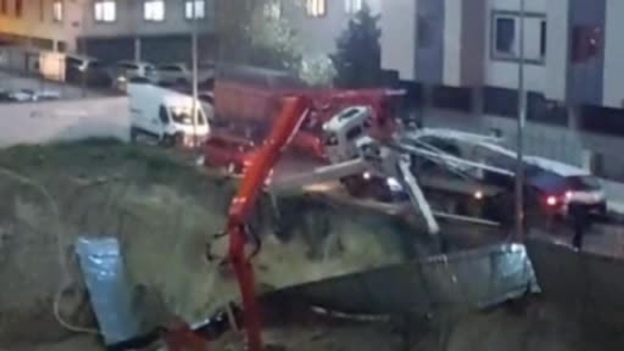 Sultangazi'de inşaat alanında toprak kayması: Beton pompası yan yattı
