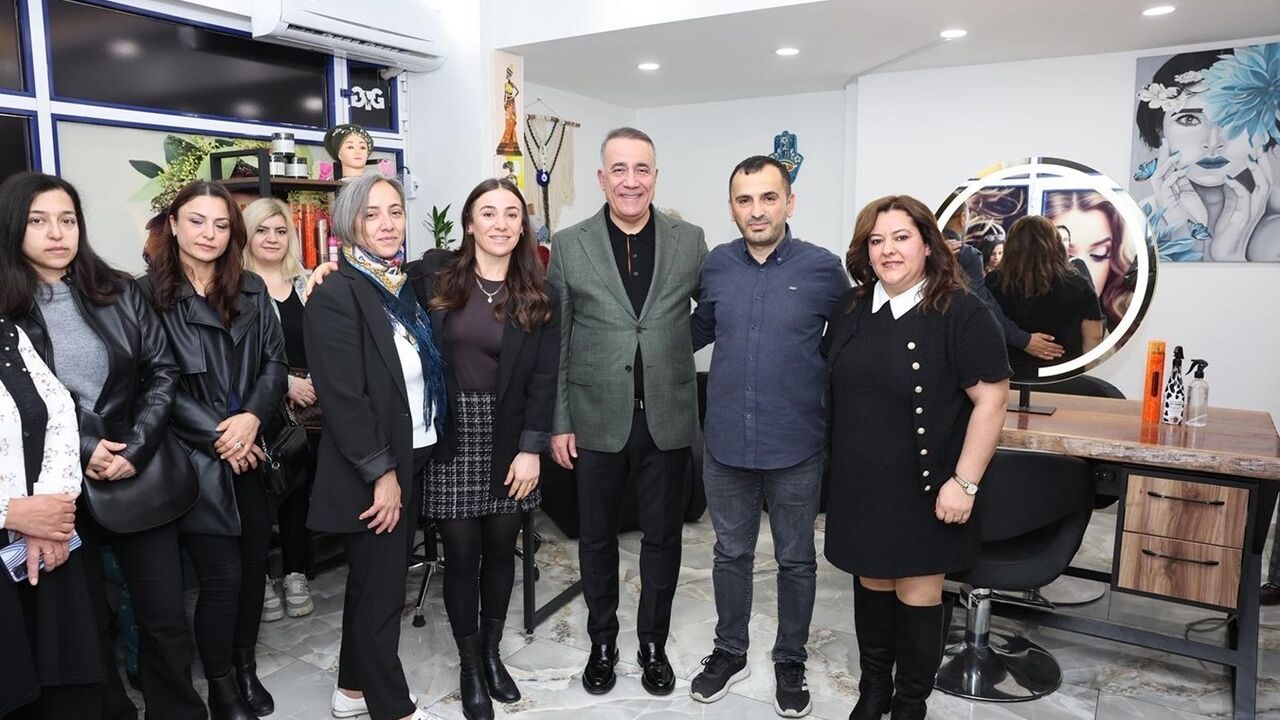 Sultangazi'de meslek kursunu tamamlayan Gülnaz Türkmen kendi kuaförünü açtı