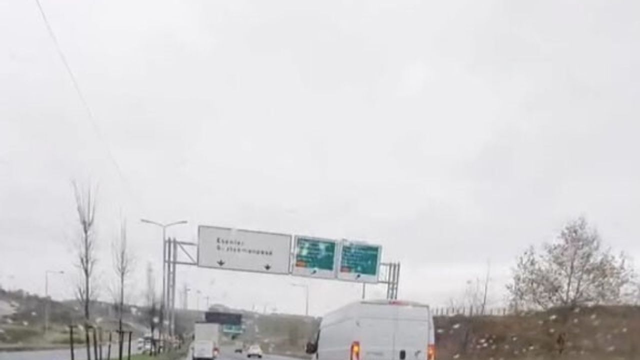 Sultangazi’de panelvanın arkasına bağlanan plastik kasalar trafikte tepki çekti