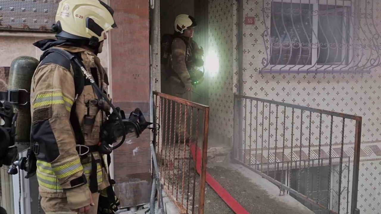 Sultangazi'de tekstil atölyesinde yangın: Can kaybı yok, bazı evlerde maddi hasar