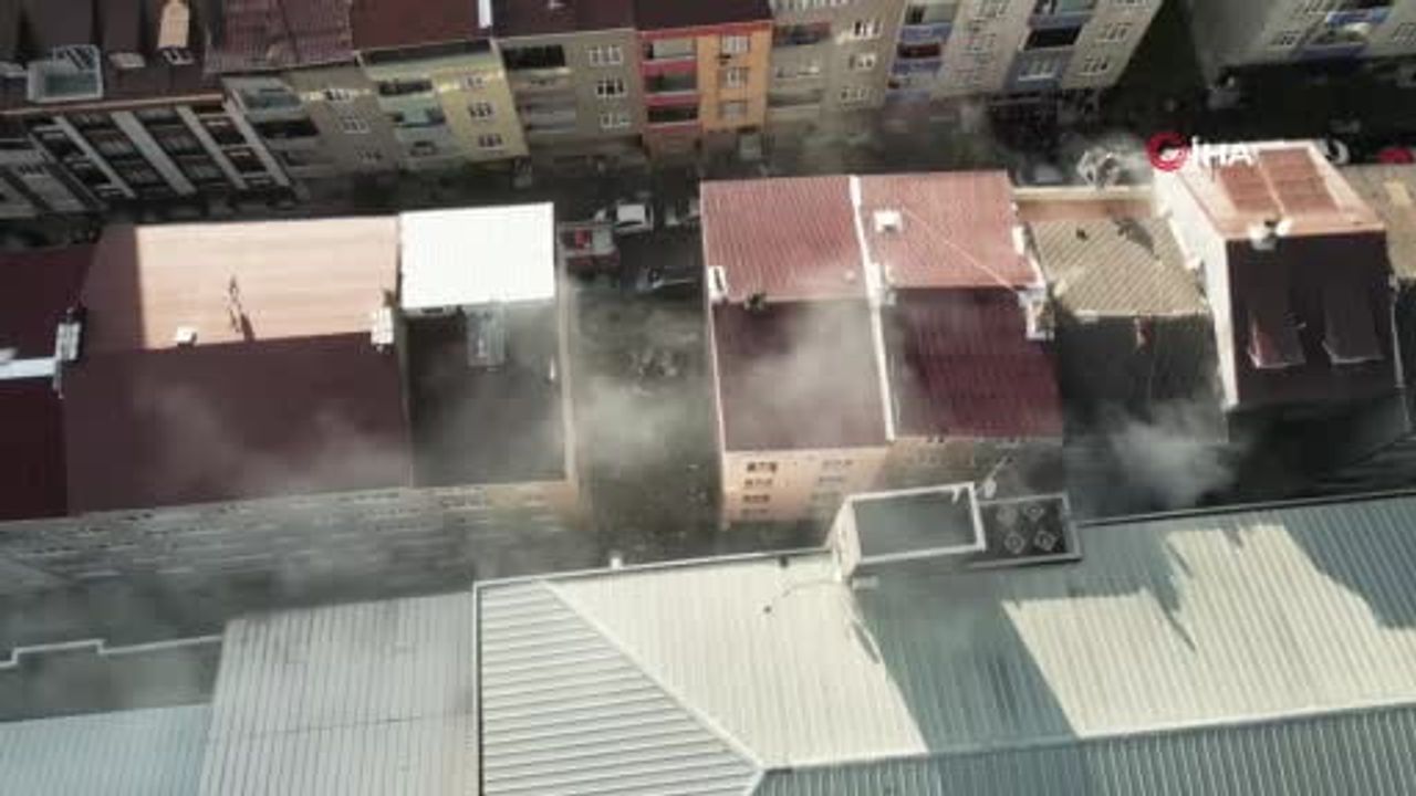 Sultangazi'de tekstil atölyesindeki yangın itfaiye müdahalesiyle söndürüldü