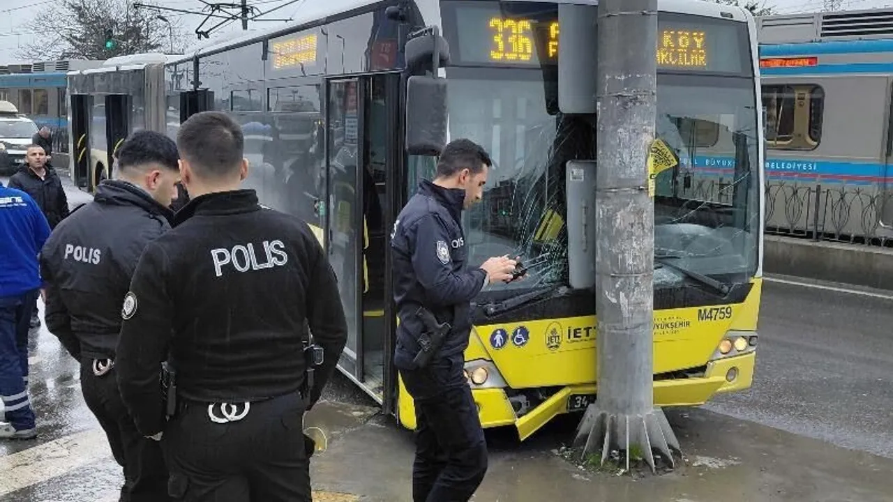 Sultangazi'de yola dökülen akaryakıt kayganlığa neden oldu: Körüklü İETT otobüsü yön tabelasına çarptı