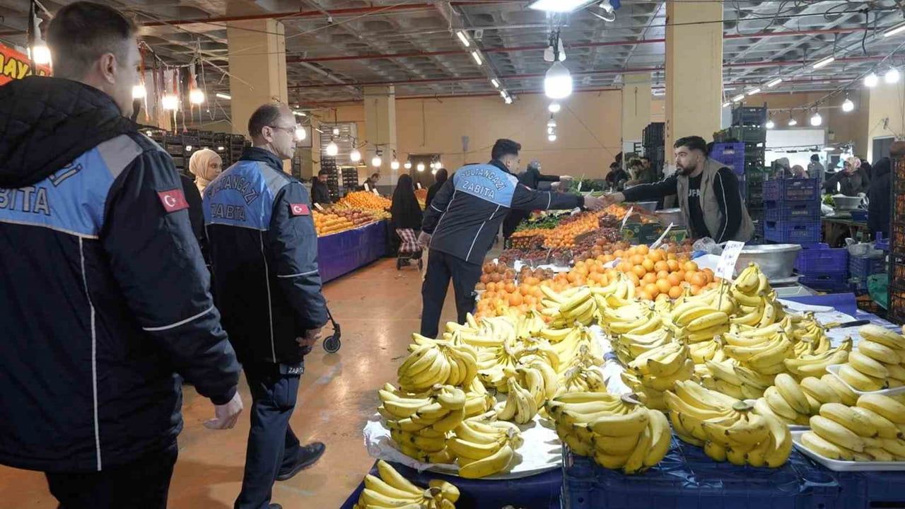 Sultangazi'de zabıta pazar denetimlerini sıklaştırdı: etiket ve hijyen öncelikli