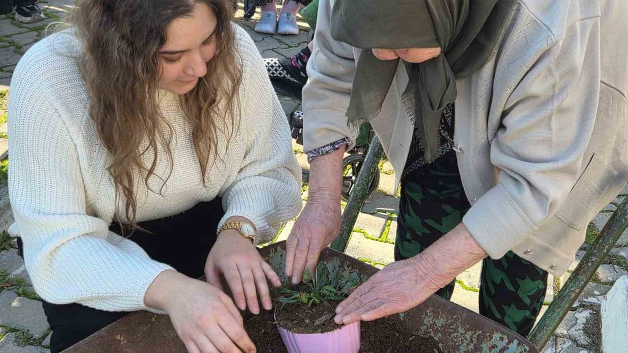 Sultanhisar'da üniversite öğrencilerinden huzurevi ziyareti: Şarkı, türkü ve çiçek dikimi
