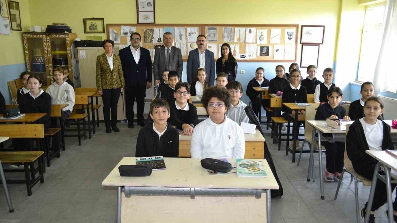 Sultanhisar Kaymakamı Ali Ekber Ateş, Atça Hadıloğlu İbrahim Uzunırmak Ortaokulu’nu ziyaret etti