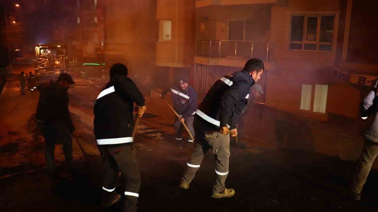 Sungurlu Belediyesi gece-gündüz sıcak asfalt çalışmalarını sürdürüyor