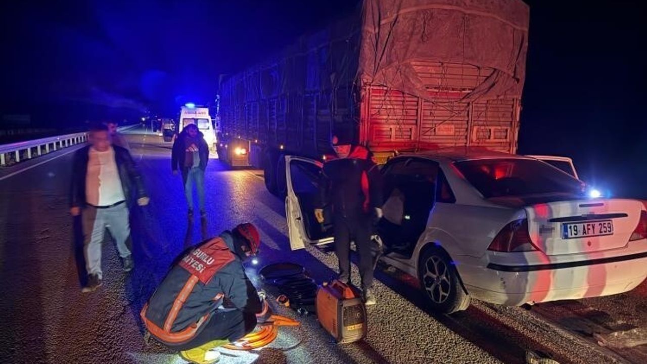 Sungurlu'da otomobil tıra arkadan çarptı: 1 kişi hayatını kaybetti, sürücünün canlı yayında olduğu belirlendi