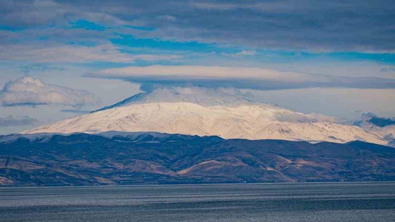 Süphan Dağı'nın Zirvesinde Şapka Şeklinde Mercek Bulutu Oluştu